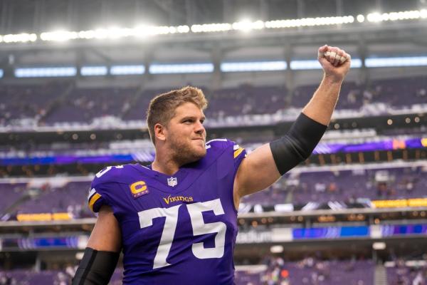Report: Vikings RT Brian O’Neill suffers sprained MCL
