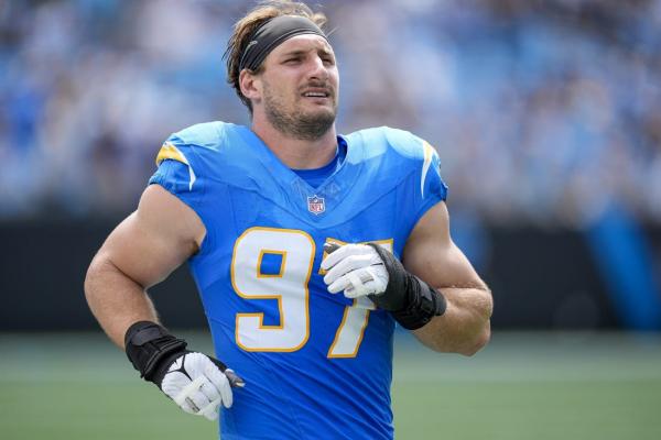 Chargers’ Joey Bosa (hip) leaves game against Steelers