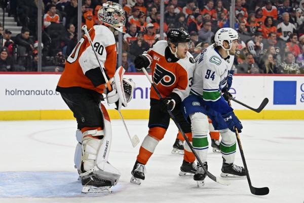 Fourth line shines as Flyers end Canucks' winning streak
