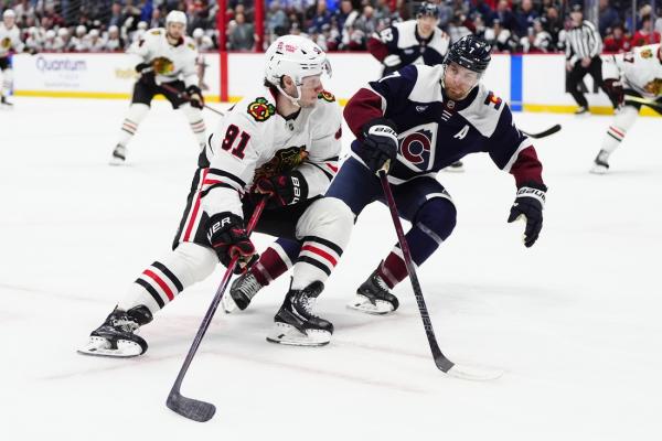 Nathan MacKinnon hits milestone as Avs blank Blackhawks