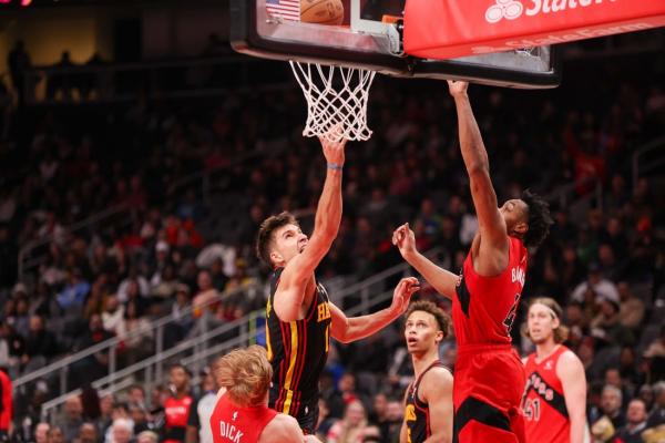 Late surge leads Raptors to victory over Hawks thumbnail