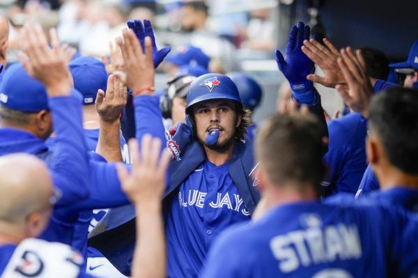Jays squander 8-run lead, recover to tie Yanks for first in East