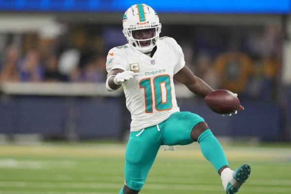 Dolphins WR Tyreek Hill (wrist) plans to play, claims surgery on table thumbnail