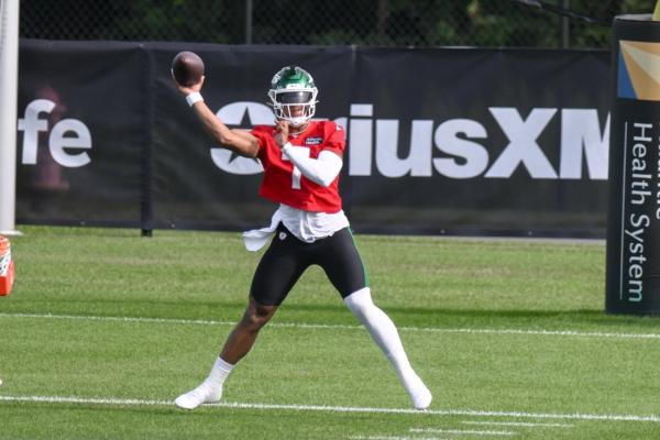 Jets QB Justin Fields carted off with leg injury