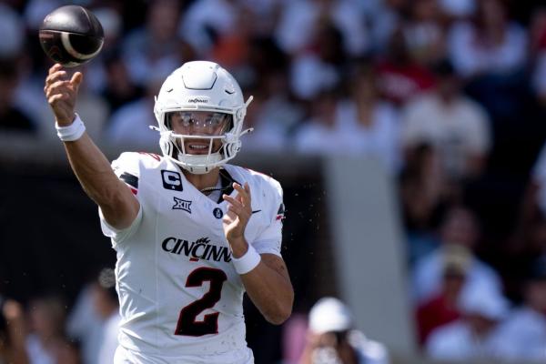 Brendan Sorsby throws for 3 touchdowns as Cincinnati beats Bowling Green