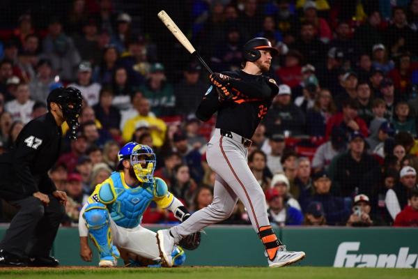 O’s strike late, edge Red Sox to split day-night twin bill