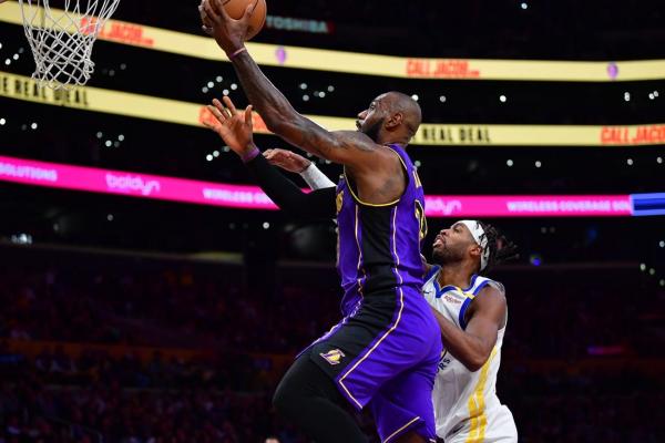 LeBron James scores 42 as Lakers hold off Warriors