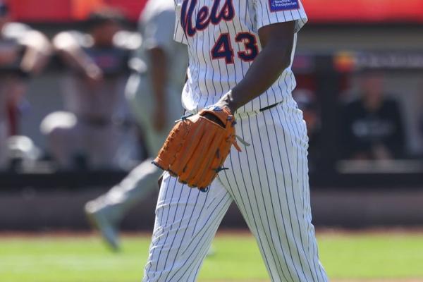 Mets option Huascar Brazoban, sign fellow RHP Chris Devenski