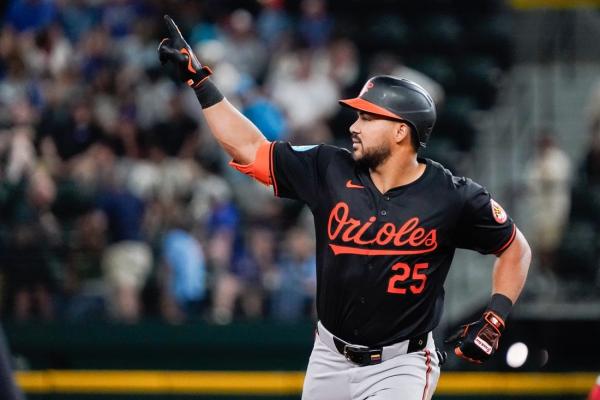 Anthony Santander homers twice as Orioles bomb Rangers thumbnail