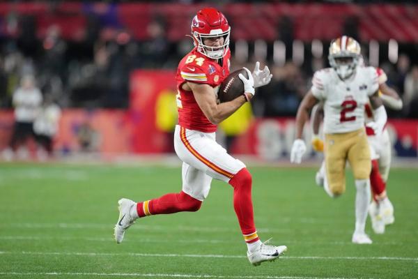 Chiefs WR Justin Watson injures foot in practice