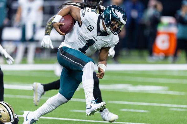 Eagles score late, hand Saints first loss thumbnail