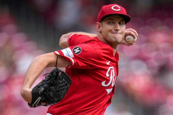 Reds nip Pirates, now half-game out of 3rd NL wild card