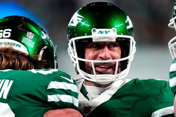 With new deal, Aaron Rodgers ranks 22nd in NFL QB annual salary