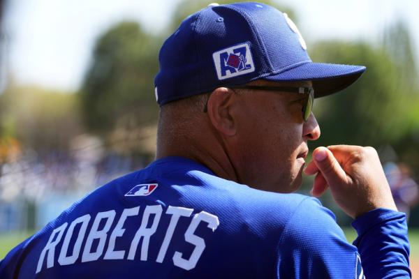 Reports: Dave Roberts, Dodgers agree to 4-year extension