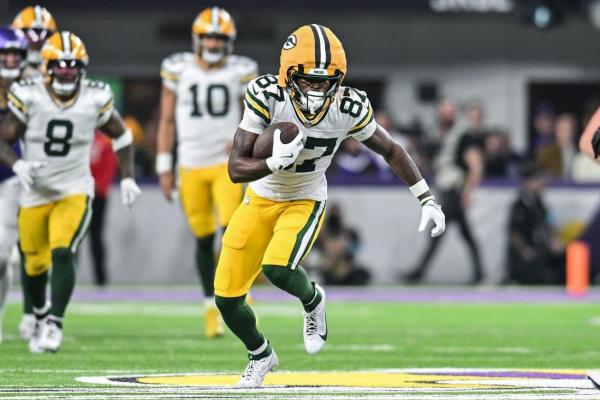 Packers WR Romeo Doubs (head) leaves wild-card game vs. Eagles