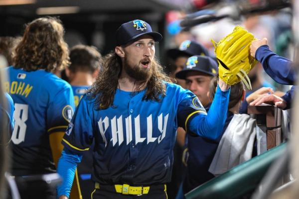 Royals acquire LHP Matt Strahm from Phillies