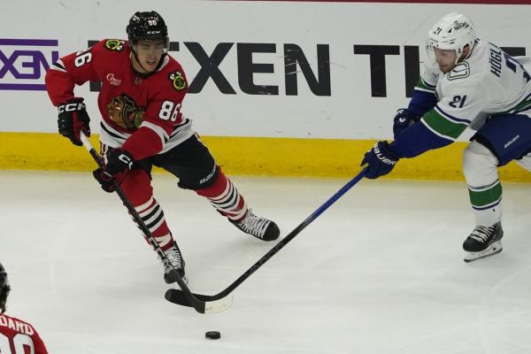 Canucks run winning streak to 3, beating Blackhawks