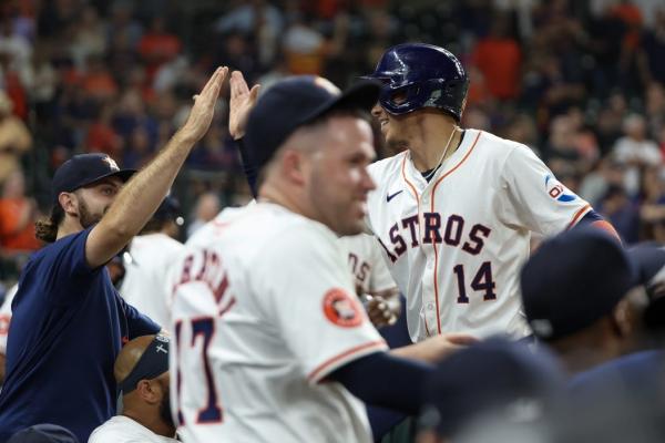 Astros score four runs in 8th to rally past Royals