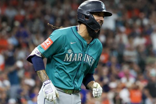 Sizzling Mariners overpower Astros with 7-run inning