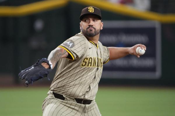 Padres rally in ninth to take series from Diamondbacks