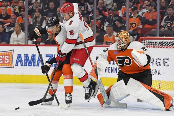 Hurricanes score 3 goals in third, top Flyers to stay hot