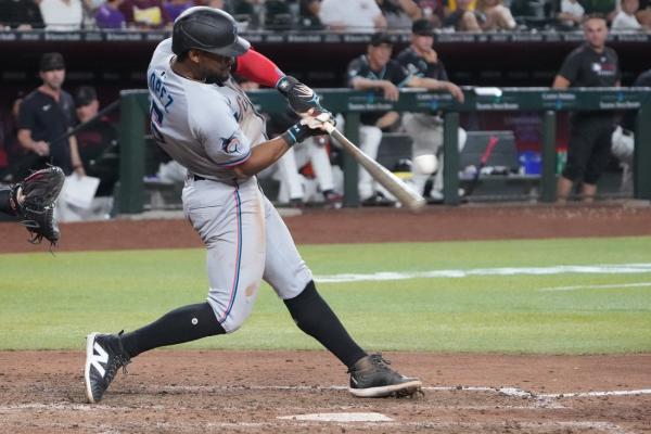 Marlins rally past D-backs, extend win streak to 7