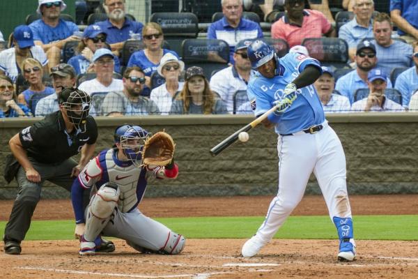 Royals outlast Rangers to win four-game series thumbnail
