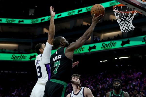 Derrick White’s 4th-quarter surge sends Celtics past Kings