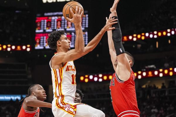 Zach LaVine helps Bulls rally past Hawks in return thumbnail