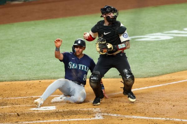 Mariners give up lead, but outlast Rangers in 12