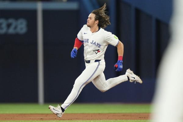 Blue Jays sock five home runs, hammer Reds