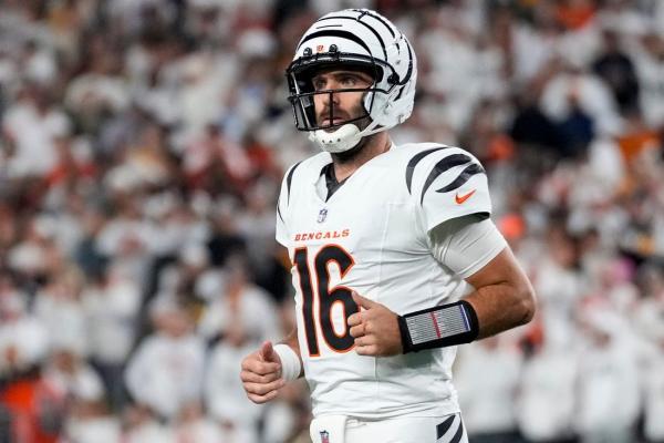 Bengals QB Joe Flacco active, DE Trey Hendrickson out vs. Bears