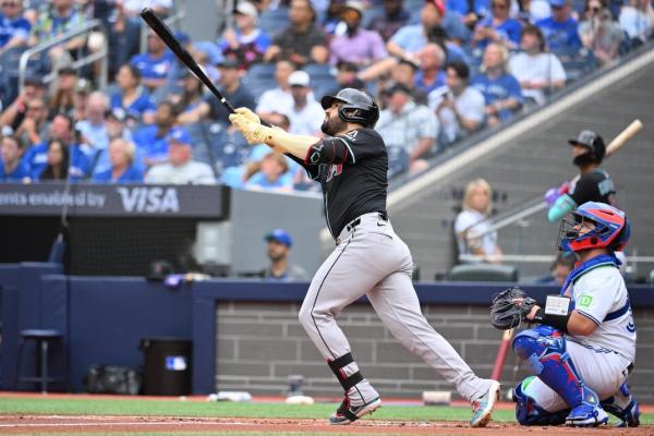 Eugenio Suarez, Diamondbacks tee off on Blue Jays