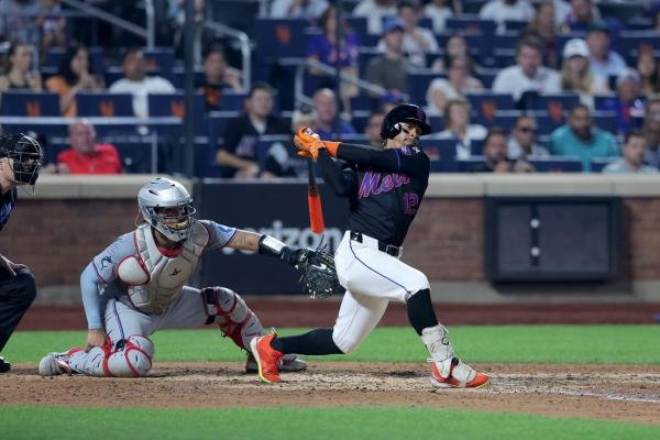 Mets pour it on in fourth inning to beat Marlins thumbnail