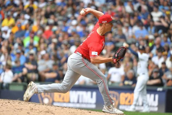 Reds LHP Brent Suter (shoulder) placed on IL thumbnail