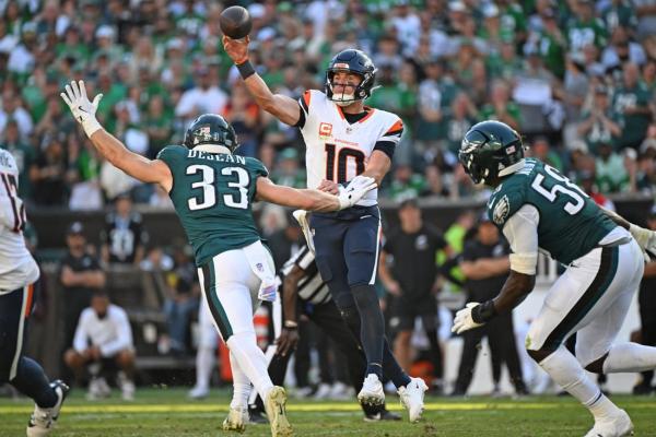 NFL roundup: Broncos knock Eagles from unbeatens with furious comeback