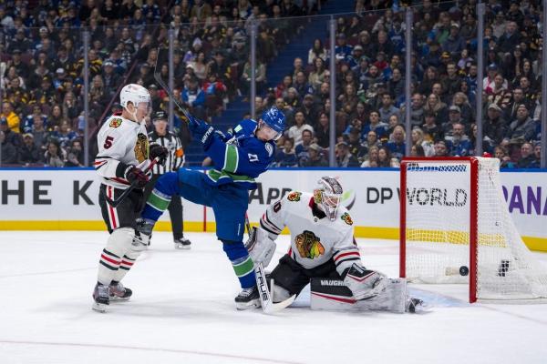 Canucks extend mastery over Blackhawks to nine straight games