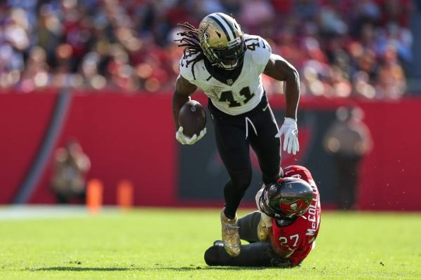 Saints RB Alvin Kamara (back) misses practice