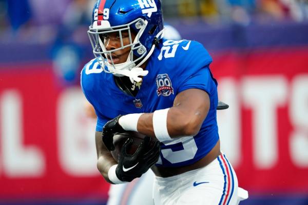 Giants RB Tyrone Tracy Jr. (leg) carted off field