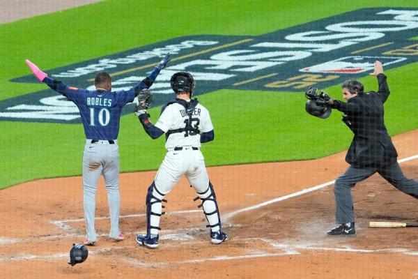 Mariners club 3 homers, push Tigers to brink of elimination