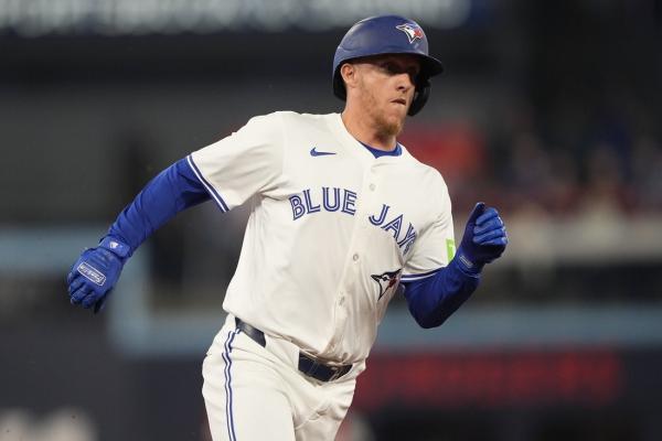 Sizzling Blue Jays dominate sliding Phillies