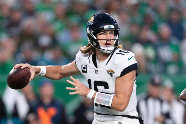 Report: Jags QB Trevor Lawrence (shoulder) doubtful thumbnail