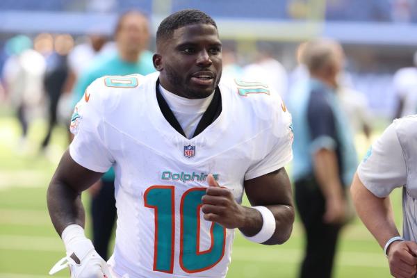 Report: Dolphins not thinking of trading Tyreek Hill right now