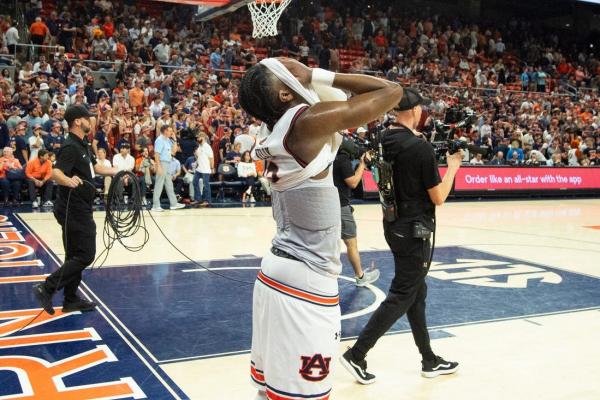 Auburn edges Alabama to remain No. 1 in AP poll