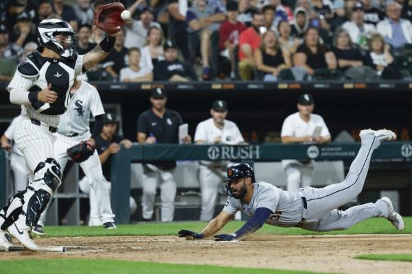 Tigers stay hot, slip by woeful White Sox