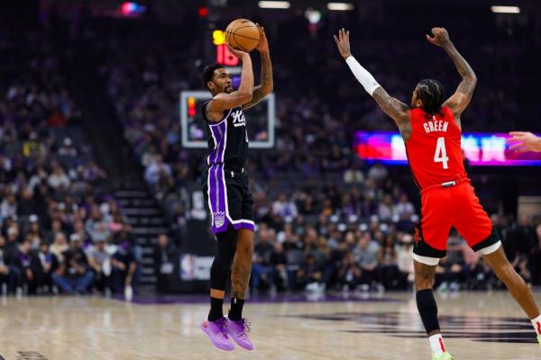 In wild finish, Kings hold on to defeat Rockets thumbnail