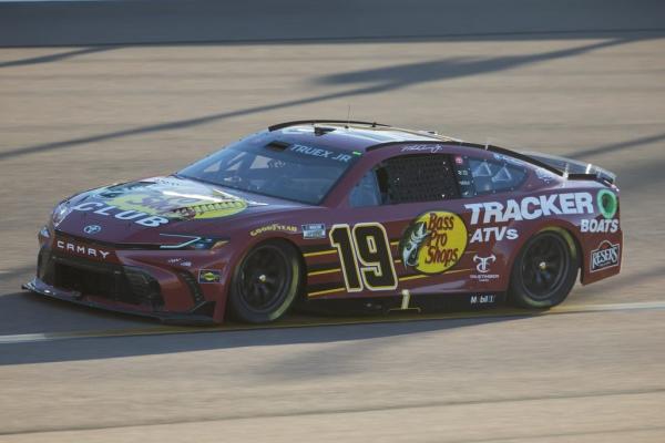 Martin Truex Jr. earns season-finale pole at Phoenix Raceway