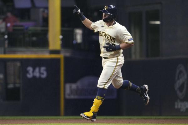 Andrew Vaughn racks up 6 RBIs as Brewers gain a game on Cubs