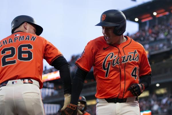 MLB roundup: Wilmer Flores (3 HRs, 8 RBIs) powers Giants