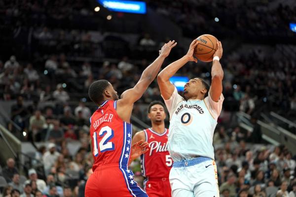 Spurs relinquish big lead, bounce back to beat Sixers